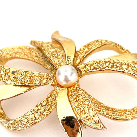 Gerry’s Signed Gold Tone Faux Pearl Vintage Brooch - Picture 3 of 8